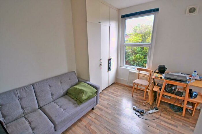 Flat To Rent In Cricklewood Broadway, Cricklewood, NW2