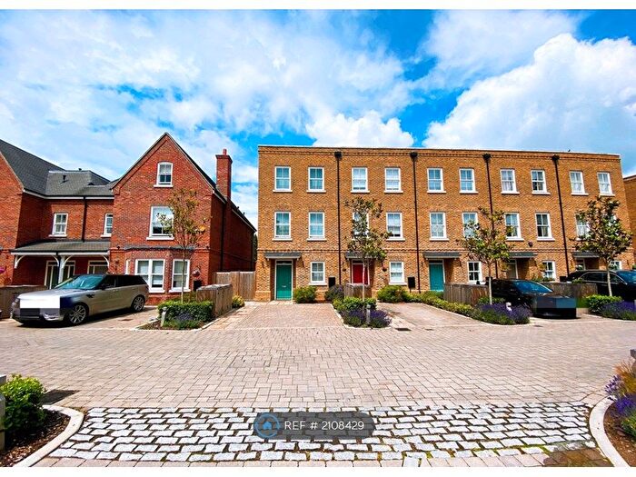 4 Bedroom Terraced House To Rent In Barrons Chase, Richmond, TW10