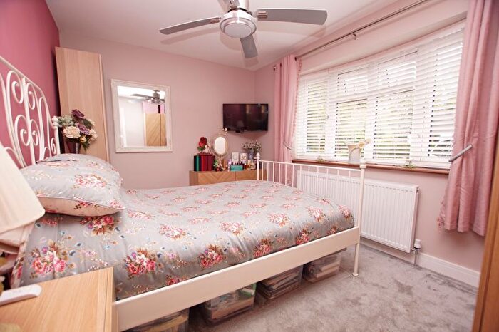 2 Bedroom Detached Bungalow For Sale In Place House Close, Fareham, PO15