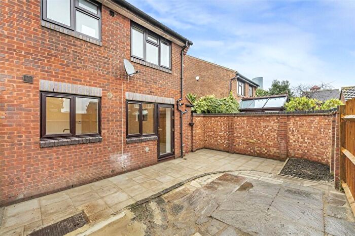 1 Bedroom End Of Terrace House To Rent In Tiller Road, London, E14