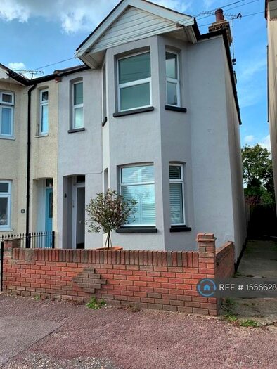 2 Bedroom Flat To Rent In Ronald Hill Grove, Leigh-On-Sea, SS9