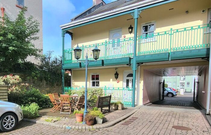 1 Bedroom Apartment For Sale In Wimbledon Court, Tenby, SA70