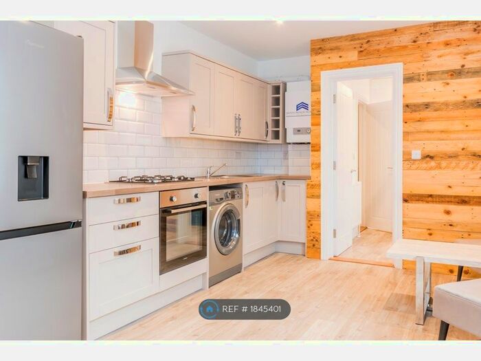 2 Bedroom Flat To Rent In &amp; C Fawcett Road, Southsea, PO4