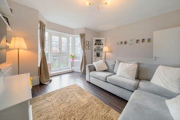 2 Bedroom Flat To Rent In St. Charles Square, London, W10