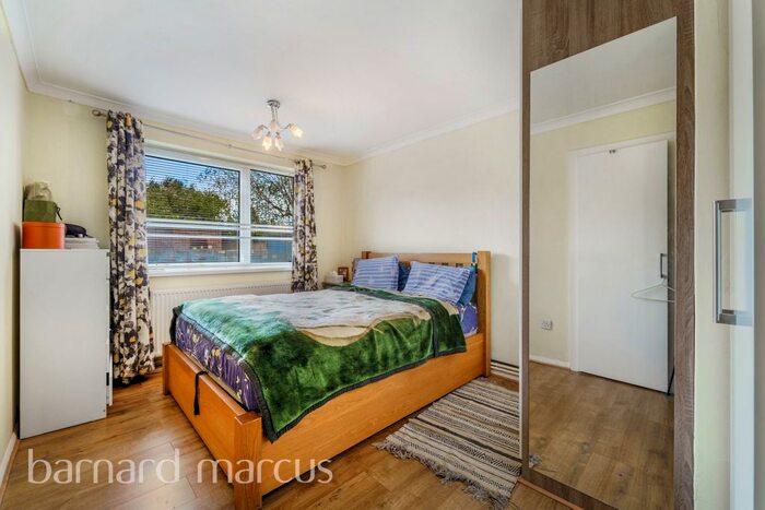 2 Bedroom Flat To Rent In The Dell, Feltham, TW14