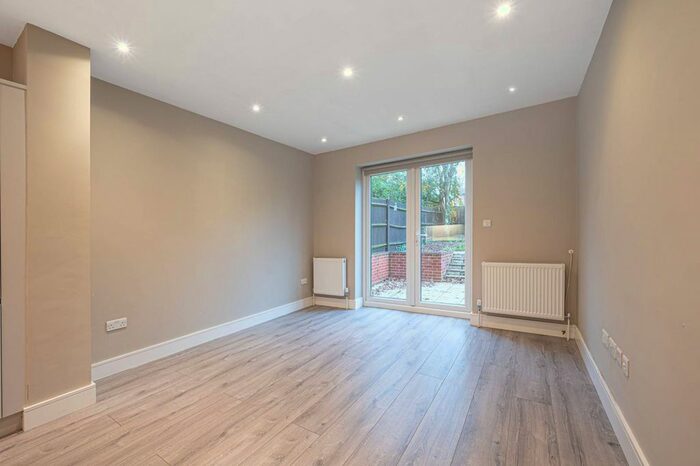 2 Bedroom Flat To Rent In Park Road, East Barnet, Barnet, EN4