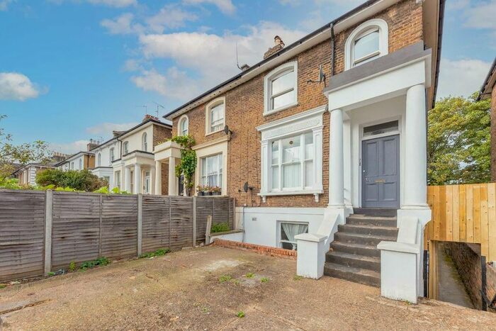 2 Bedroom Flat To Rent In Askew Road, London, W12