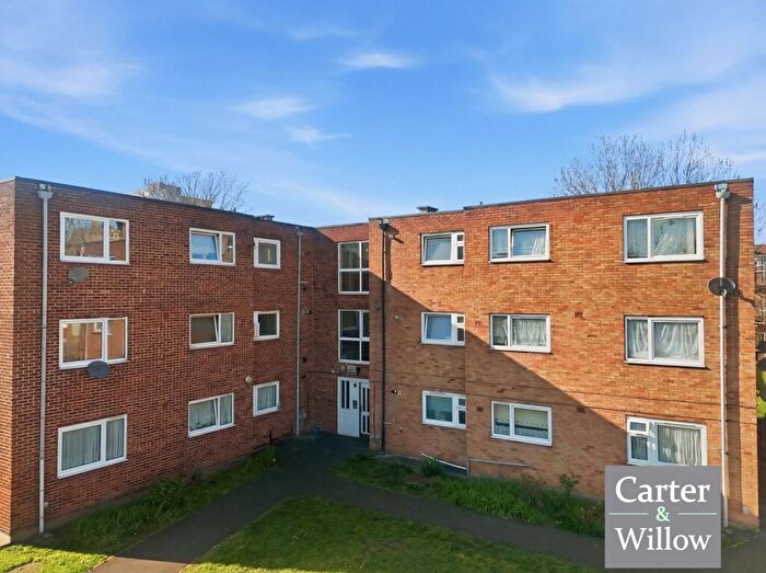 3 Bedroom Flat For Sale In Cowbridge Lane, Barking, IG11