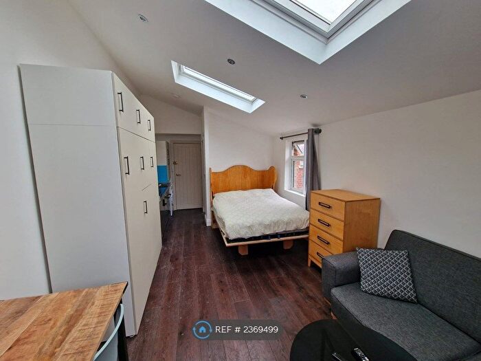 Studio To Rent In Frobisher Road, London, N8