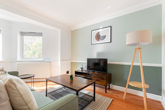 2 Bedroom Flat To Rent In Melrose Gardens, London, W6
