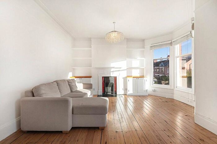 2 Bedroom Flat For Sale In Burnbury Road, Balham, London, SW12