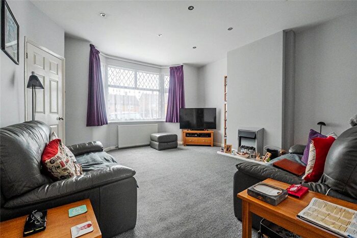 3 Bedroom Terraced House For Sale In Poynters Road, Dunstable, Bedfordshire, LU5