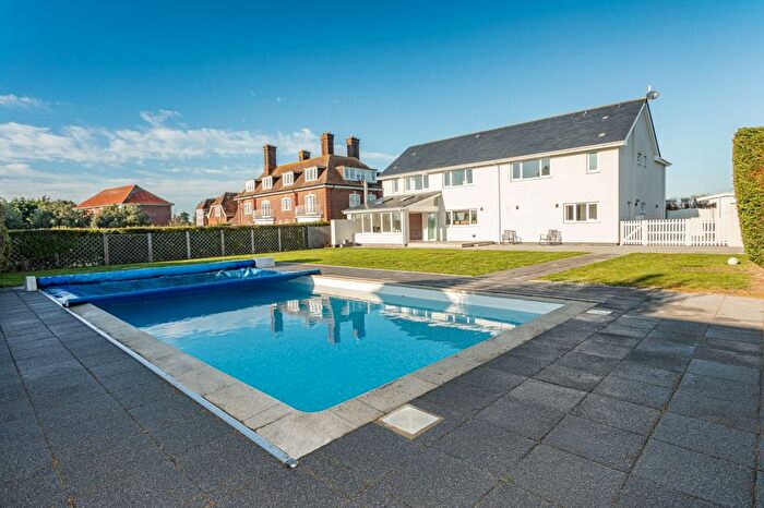 4 Bedroom Detached House For Sale In Waldershare Avenue, Sandwich Bay, Sandwich, Kent, CT13
