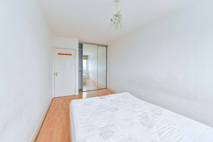 2 Bedroom Flat To Rent In Austin Road, Battersea, SW11