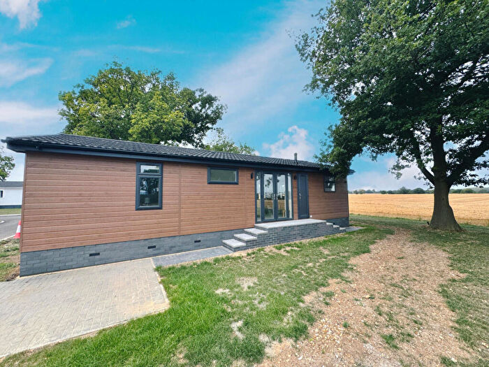 2 Bedroom Park Home For Sale In Woodside Park, Luton, LU1