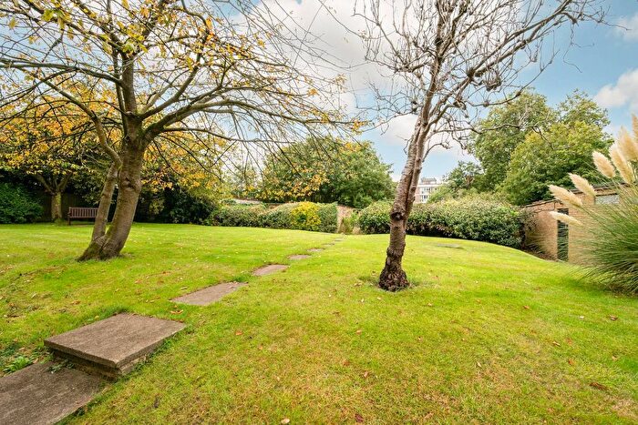 2 Bedroom Flat For Sale In Keswick Road, Putney, London, SW15