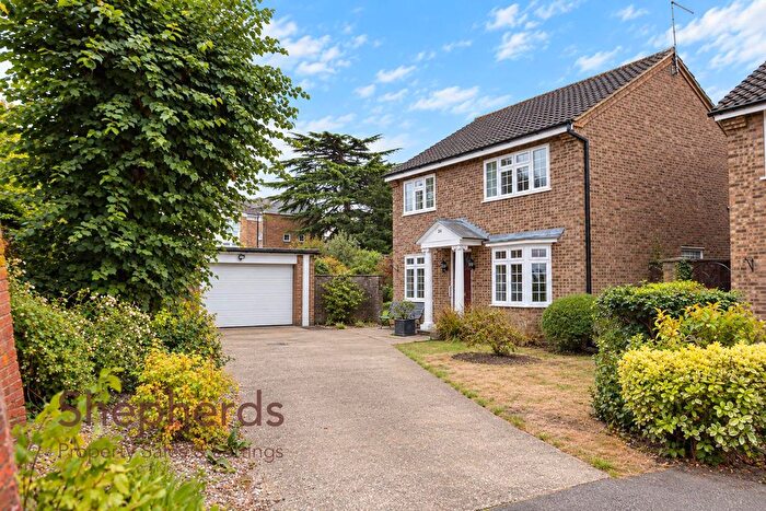 4 Bedroom Detached House For Sale In Taylors Avenue, Hoddesdon, EN11