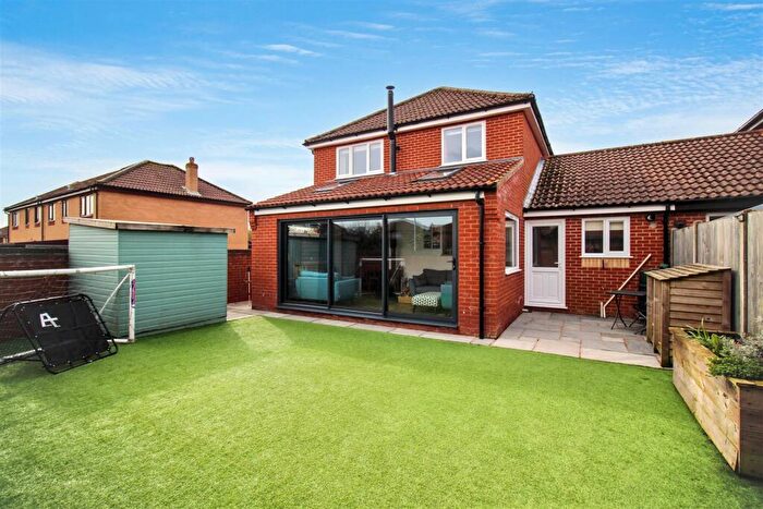 4 Bedroom Link Detached House For Sale In Starling Close, Aylsham, NR11