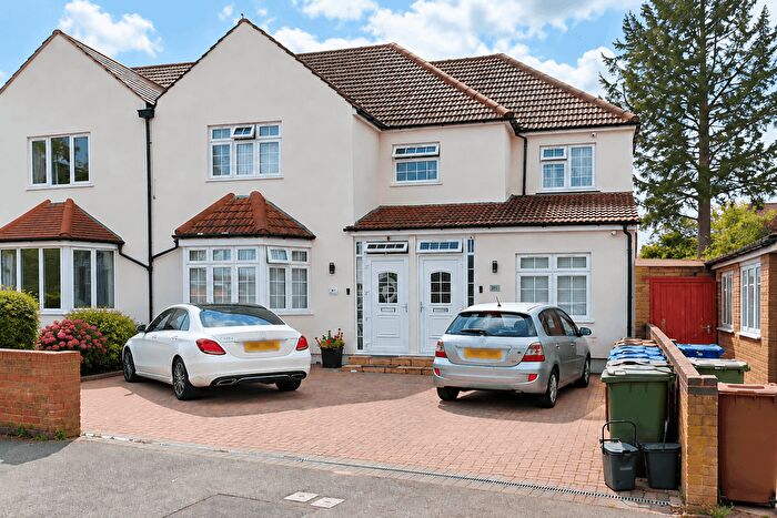 3 Bedroom Flat To Rent In Pinner View, HA1