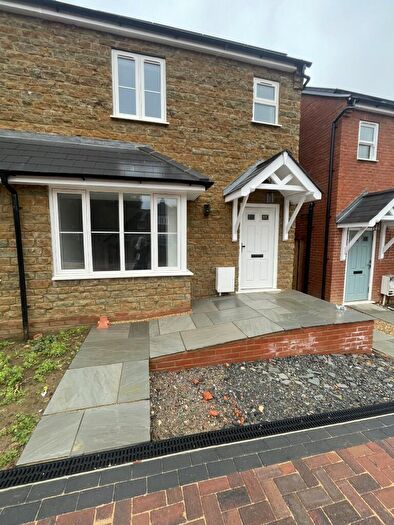 4 Bedroom Semi-Detached House To Rent In Watling Street, NN12