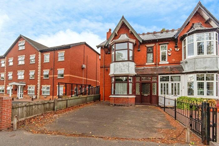 4 Bedroom Semi-Detached House For Sale In Wolverhampton Road West, Walsall, West Midlands, WS2