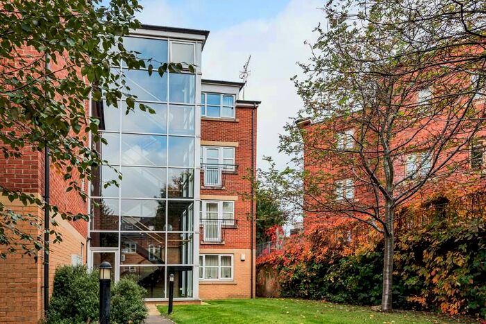 2 Bedroom Flat To Rent In Abbey Court, Kirkstall, Leeds, LS5