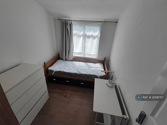 4 Bedroom Semi Detached House To Rent In Grove Park, London, NW9