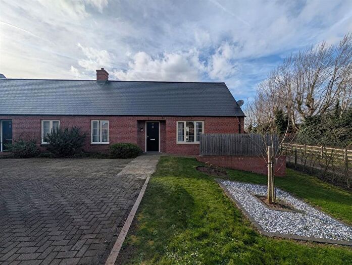 2 Bedroom Bungalow For Sale In Gilberts Field, North Muskham, Newark, NG23