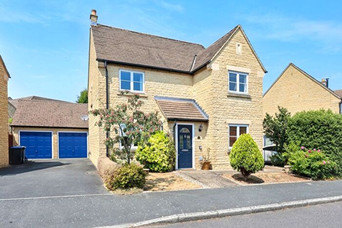 4 Bedroom Detached House For Sale In Willow Drive, Carterton, OX18