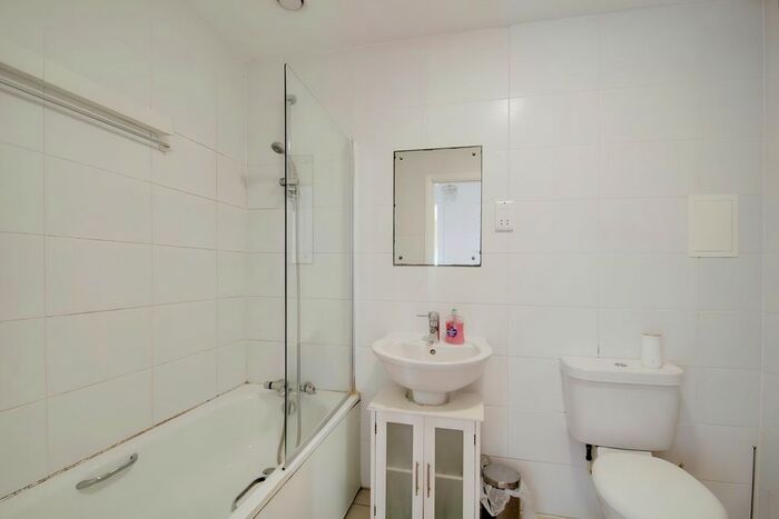 2 Bedroom Flat To Rent In A Bath Road, Hounslow, TW3