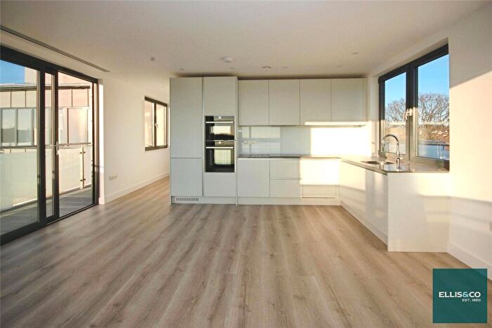2 Bedroom Penthouse For Sale In Wickliffe Avenue, Finchley, N3