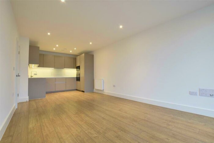 2 Bedroom Flat To Rent In Sapphire House, Orpington, BR6