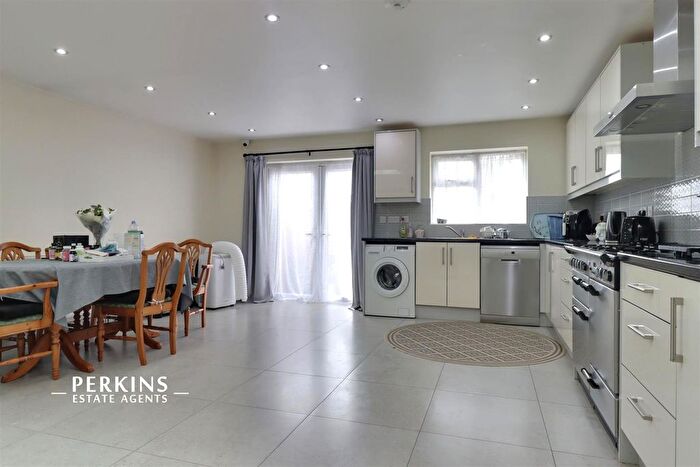 5 Bedroom Semi-Detached House To Rent In Uneeda Drive, Greenford, UB6