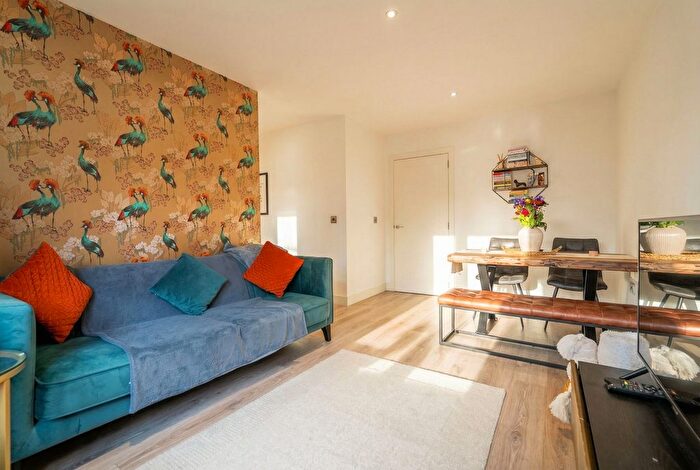 1 Bedroom Flat For Sale In Apartment Broadoaks, Streetsbrook Road, Solihull, B91
