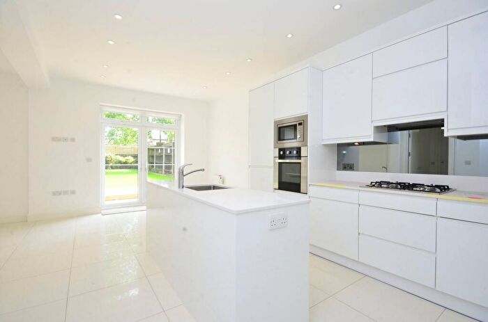 5 Bedroom Semi-Detached House To Rent In Alexandra Grove, North Finchley, London, N12