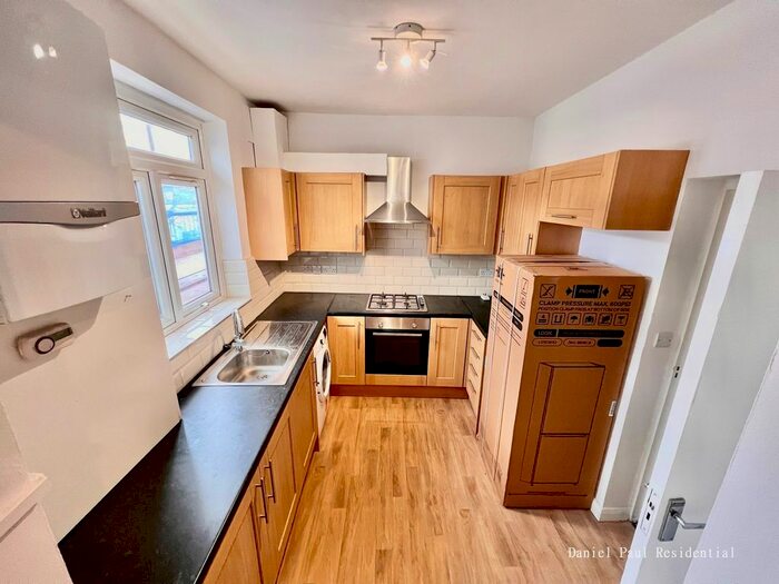 3 Bedroom Flat To Rent In Northfield Avenue, West Ealing, W13