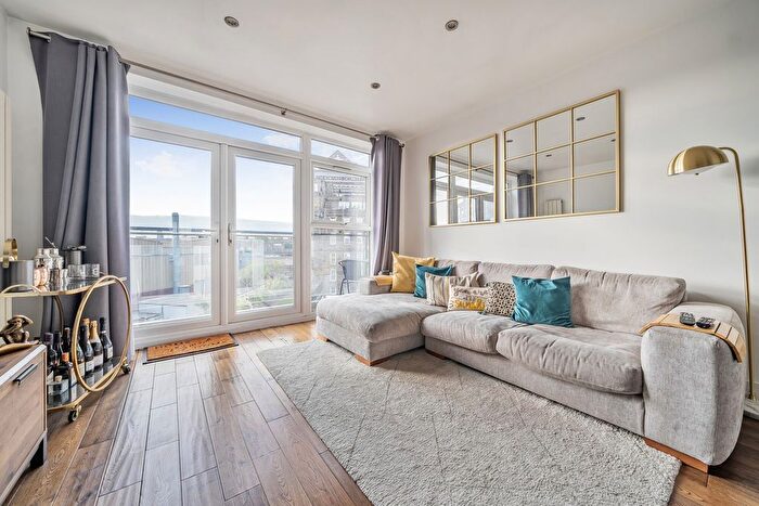 2 Bedroom Flat For Sale In Greenwich High Road, Greenwich, SE10