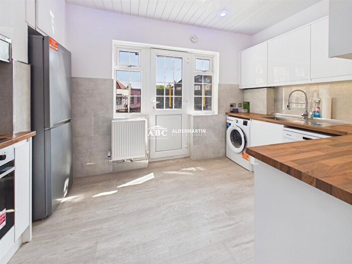 2 Bedroom Flat To Rent In The Promenade, Edgware, HA8