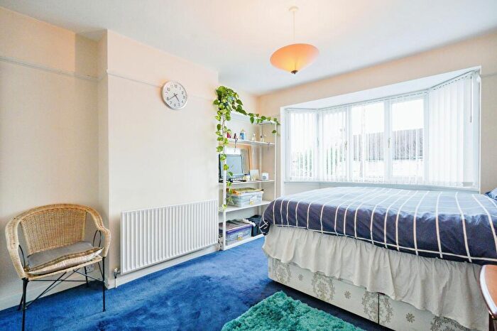 3 Bedroom Terraced House For Sale In Chestnut Grove, Mitcham, CR4