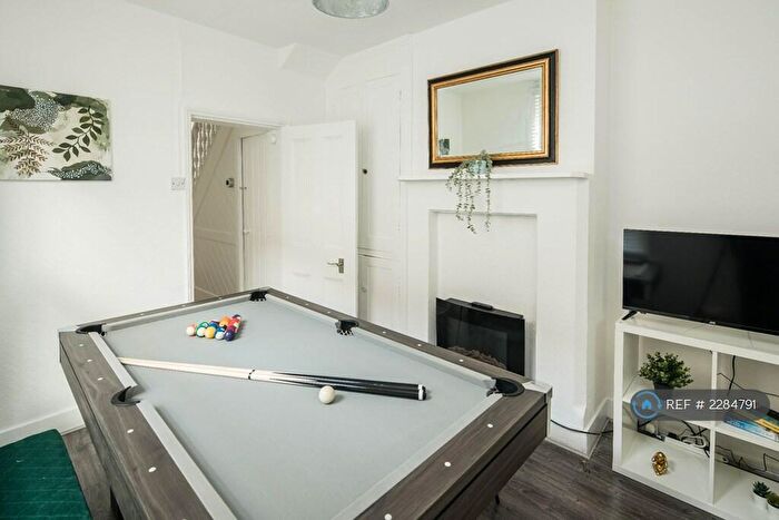 4 Bedroom Semi-Detached House To Rent In Chatfield Road, Croydon, CR0