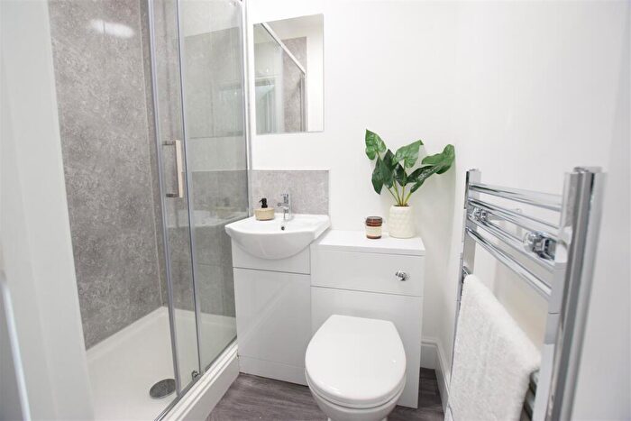 5 Bedroom End Of Terrace House To Rent In Abbot Street - Student Ensuite House - /, LN5
