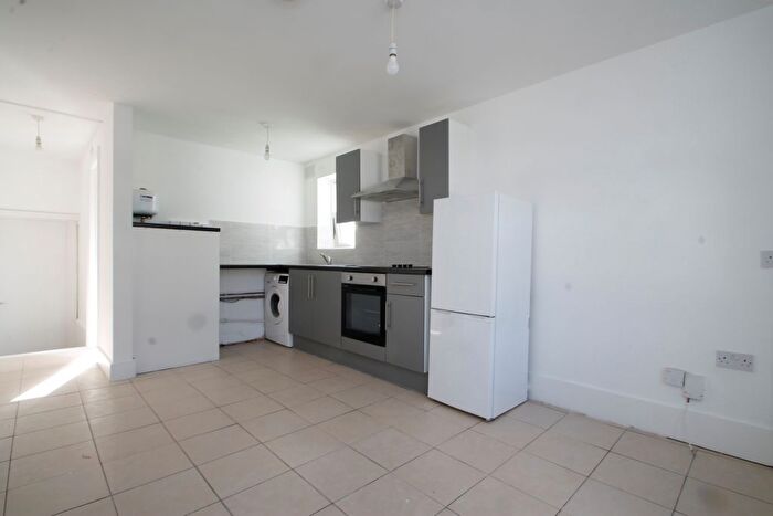 2 Bedroom Flat To Rent In Holmesdale Road, London, SE25
