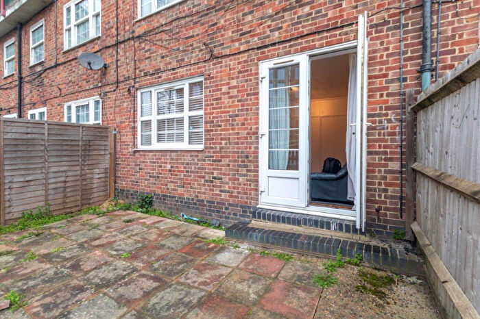 3 Bedroom Maisonette To Rent In Lincoln Road, London, SE25