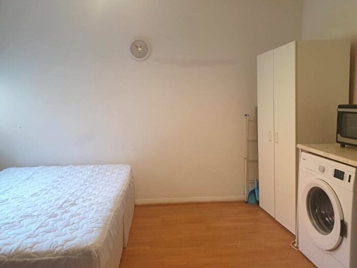 Studio To Rent In Colney Hatch Lane, London, N10