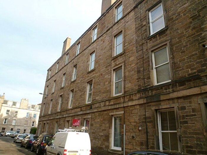 2 Bedroom Flat To Rent In Ramsay Place, Edinburgh, Midlothian, EH15