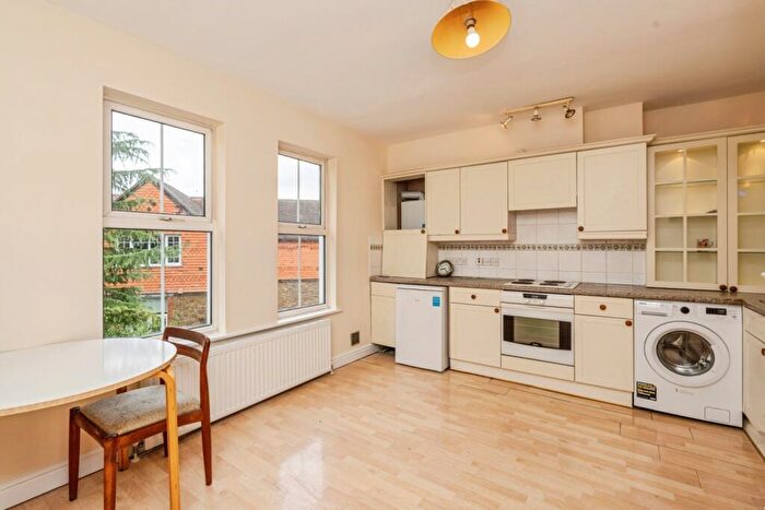 1 Bedroom Flat For Sale In Church Road, Leatherhead, Surrey, KT22