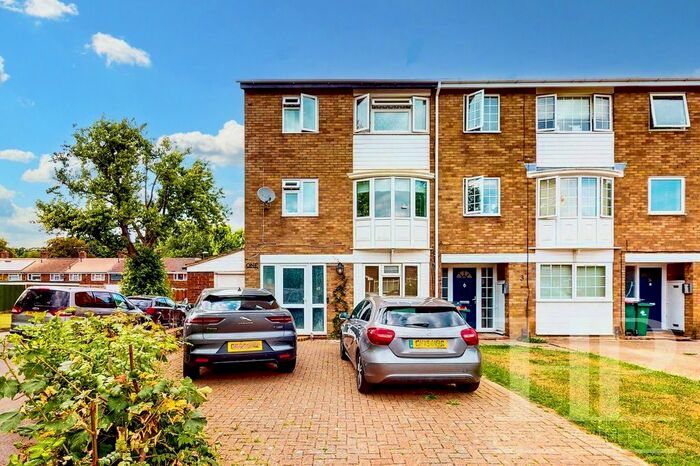 5 Bedroom Town House To Rent In Aintree Road, Crawley, RH10