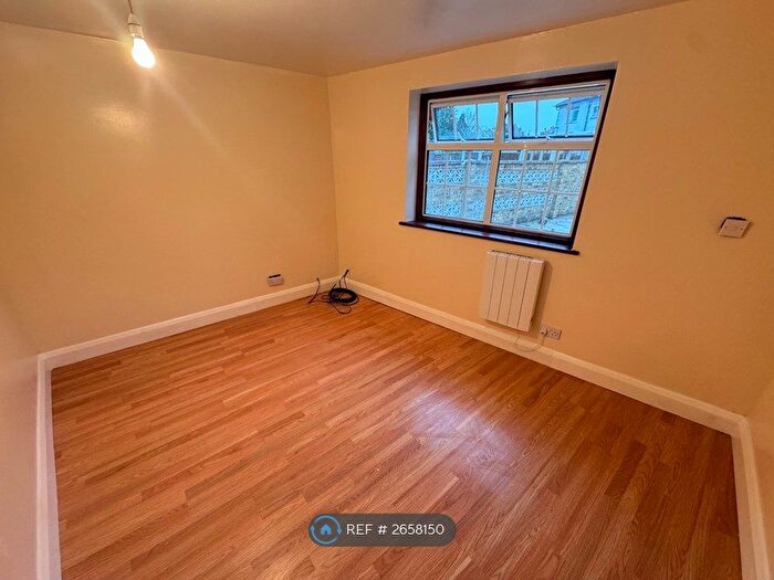 2 Bedroom Flat To Rent In Waxlow Crescent, Southall, UB1