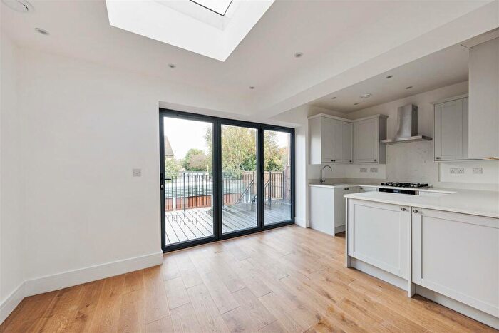 2 Bedroom Flat For Sale In Winns Avenue, Walthamstow, E17