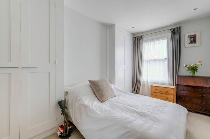 2 Bedroom Flat To Rent In Ribblesdale Road, Furzedown, London, SW16